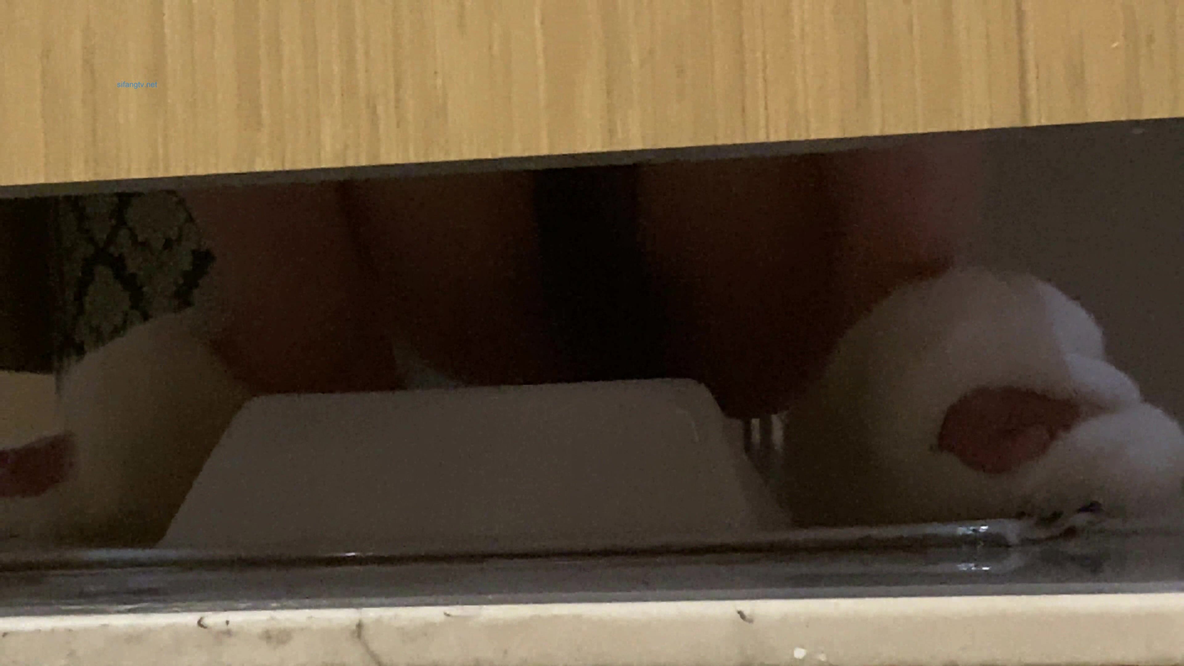 作死廁拍大神 商場美食層蹲守公共女衛連續偸拍多位小姐姐方便 (2)