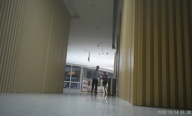 作死廁拍大神 商場美食層蹲守公共女衛連續偸拍多位小姐姐方便 (2)