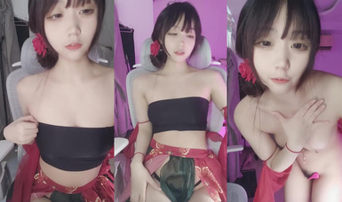 【真實露臉學生妹】土豪重金定製，清純舞蹈校花【蘿莉小羊】福利②，裸舞勾引，跳蛋道具自慰 (1)