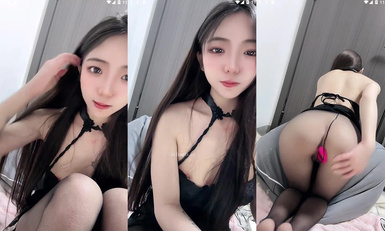 長腿嫩足顏值小母狗，連體黑絲透視裝，嫩足展示淫語挑逗，跪地自慰各種道具深插騷穴 (24)