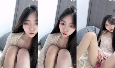 長腿嫩足顏值小母狗，連體黑絲透視裝，嫩足展示淫語挑逗，跪地自慰各種道具深插騷穴 (5)