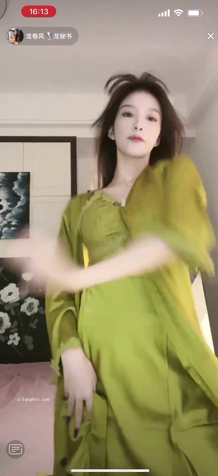 最新《瘋狂抖音》外篇之《抖音擦邊3》顏值主播直播各顯神通閃現走光露點刷邊PK (51)