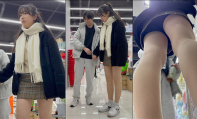 他完全不知道女友校裙下的黑色內褲正被陌生人偷拍。