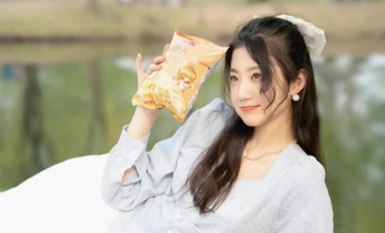 神仙顏值的女大學生，在金主面前就是騷浪母狗，被各種調教玩弄爆操，妹子很主動乘騎，這顏值和身材簡直了 (3)