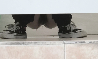 坑神守候公園景點女廁連續偸拍多位靚麗小姐姐方便現場實拍特寫私處同步出來後露臉全身無水印原版 (4)